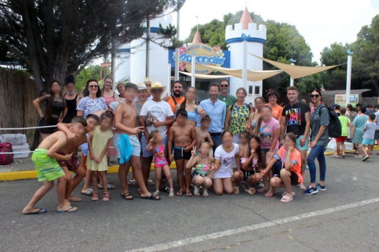 Familias del programa de atención la población gitana de Cartaya disfrutan de una jornada en el parque acuático