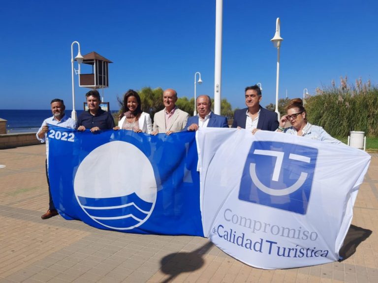 La playa de Islantilla ya luce su bandera azul
