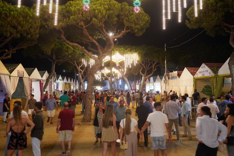 Arranca la Feria de Mazagón con una gran animación en el recinto del parque