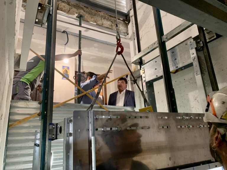 Huelva ayuda con 400.000 euros a diez comunidades de vecinos a la instalación de los ascensores