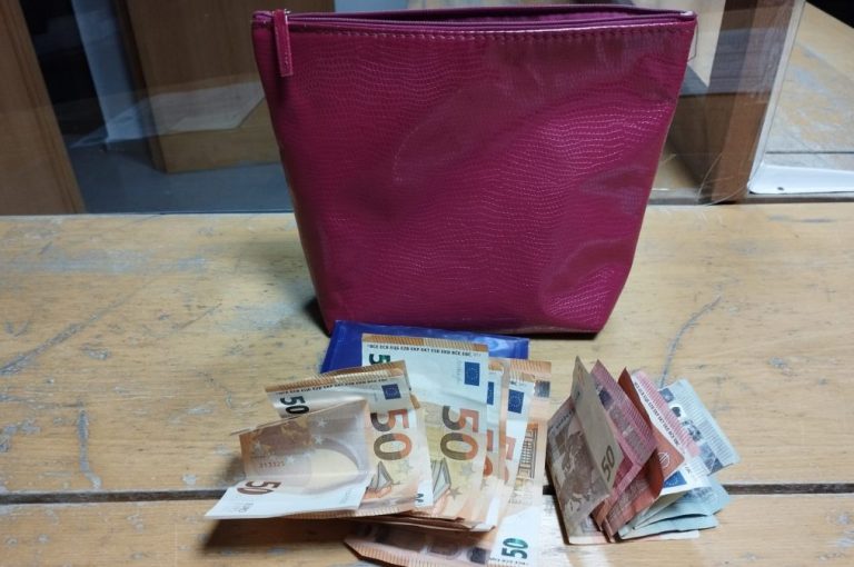 Una joven se encuentra en Ayamonte un bolso con 500 euros y lo entrega a la Policía