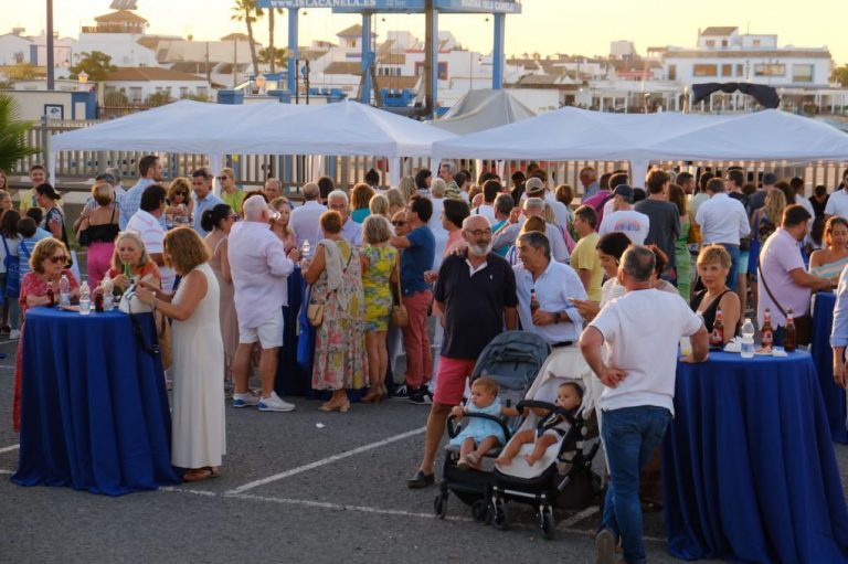 Numerosas personas degustan gratuitamente en Isla Canela 20 kilos de gamba blanca y otros tantos de pulpo