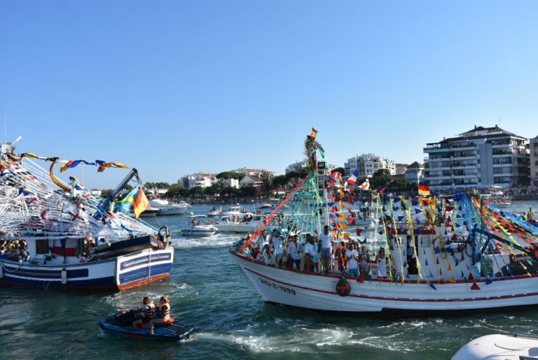 La Virgen del Carmen vuelve a brillar en aguas de la Ría de Punta Umbría