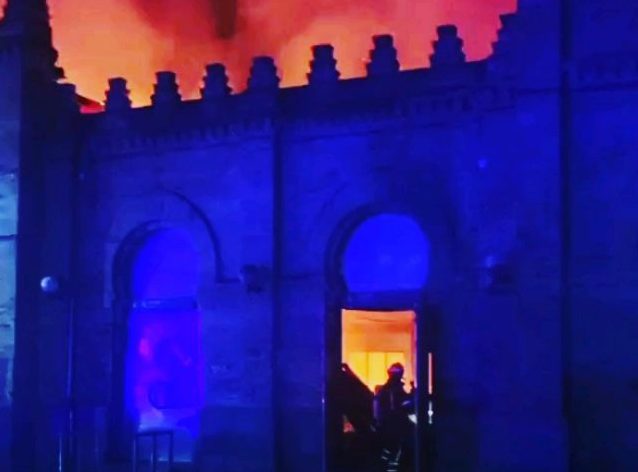 Bomberos de Huelva sofocan de madrugada un incendio en la antigua estación de trenes
