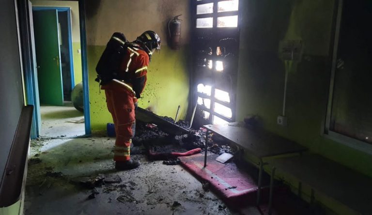 Un incendio calcina parte del interior de un local municipal en Villablanca
