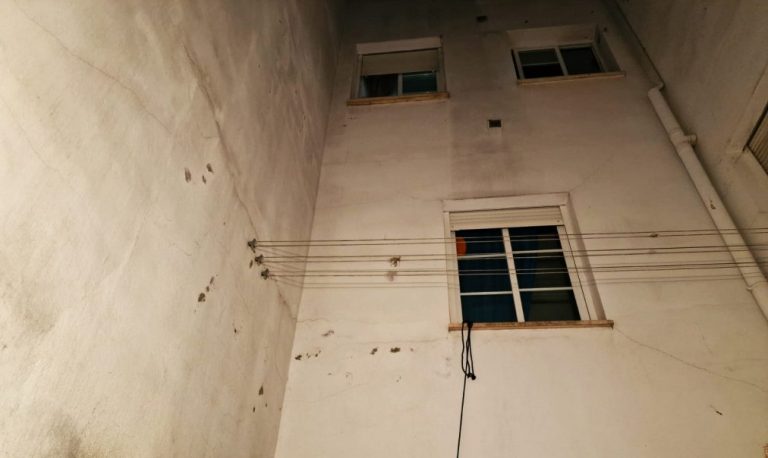 Susto en Cartaya tras caer una niña de cuatro años desde la ventana de un segundo piso