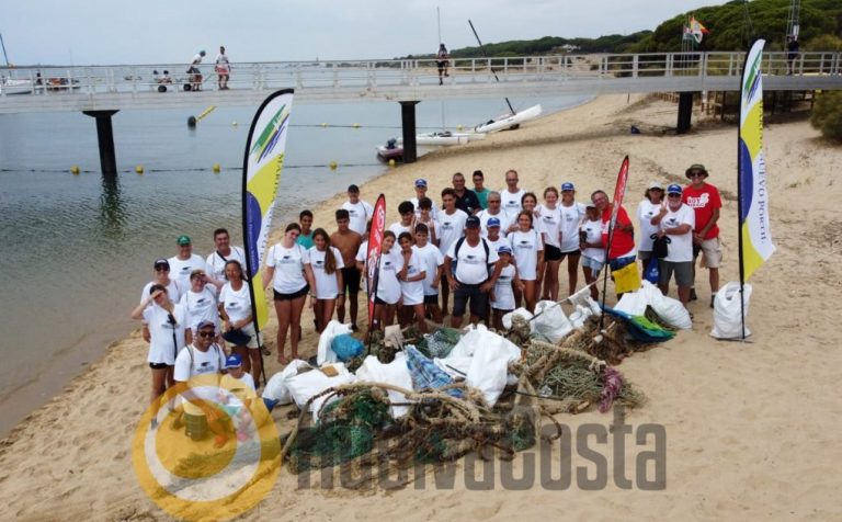 Voluntarios de la ADN Nuevo Portil retiran varias toneladas de basura de las playas de la Flecha
