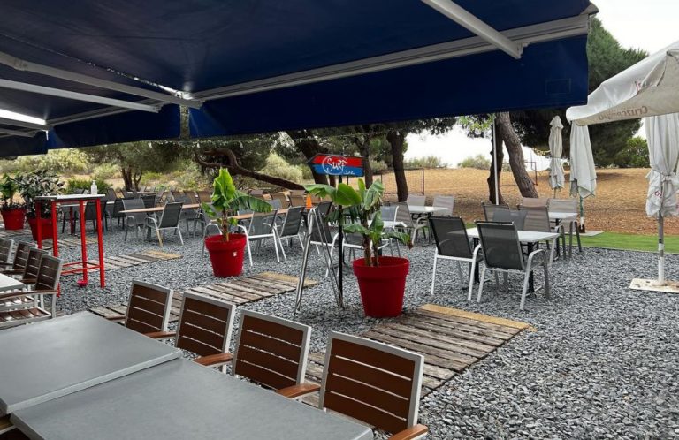 Este jueves reabre sus puertas el Surf Bar de Nuevo Portil tras la caída de un pino sobre su terraza el domingo