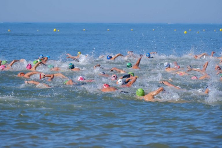 Gran participación en la tercera Travesía a Nado Playas de Ayamonte