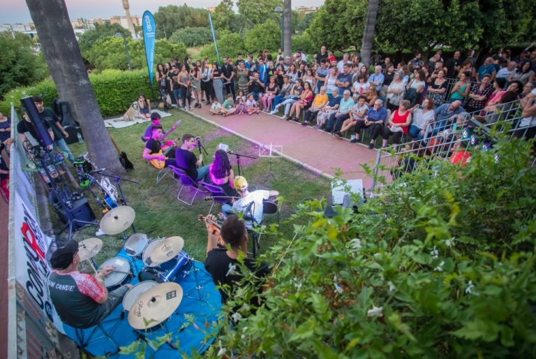 Los 30 jóvenes que integran ‘Comborock’ muestran su talento en un concierto en el Parque Moret de Huelva