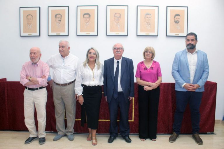 Cartaya rinde homenaje a sus alcaldes democráticos con una galería de retratos en el salón de plenos