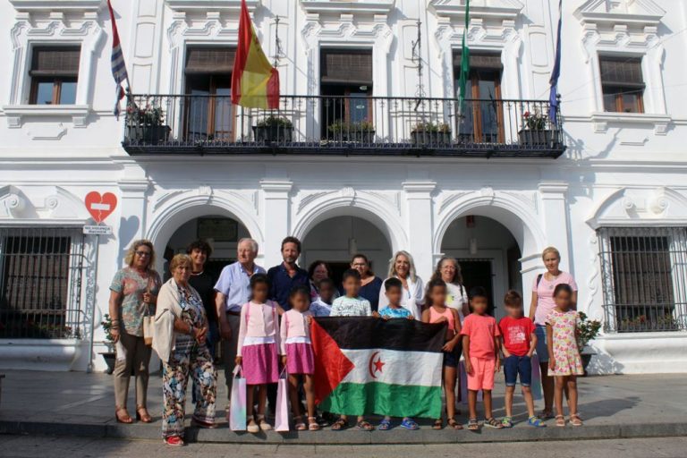 El Ayuntamiento recibe a los 8 niños saharauis que disfrutan de ‘Vacaciones en Paz’ en Cartaya