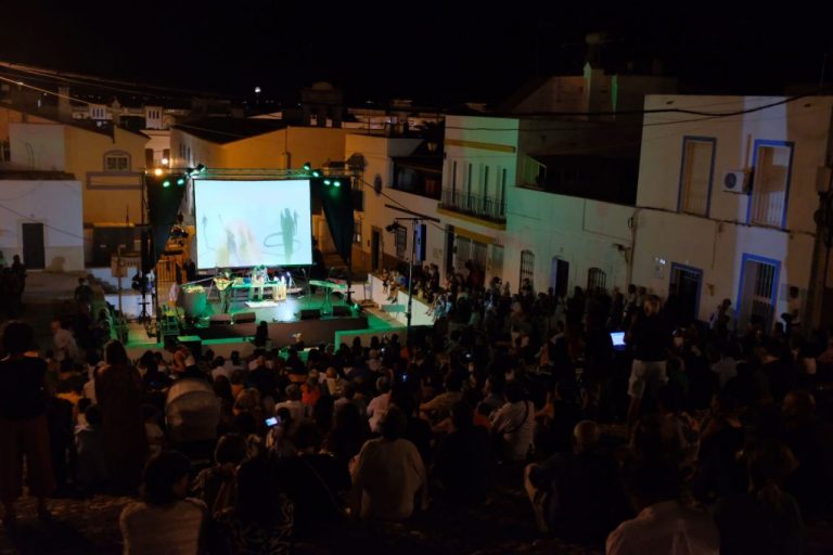 Cientos de personas se dan cita en ‘Lunáticos en la gran víap’, en Ayamonte