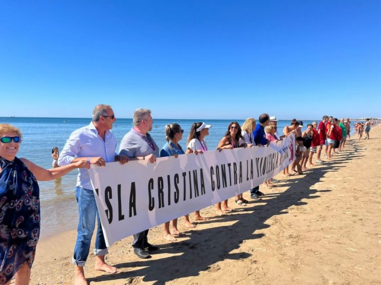 Numerosos bañistas se unen en una cadena humana contra la violencia machista en las playas de Isla Cristina