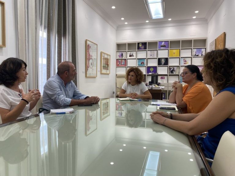 La presidenta de la Diputación recibe al colectivo social Alternativa Ciudadana, Nerva Salud y Dignidad