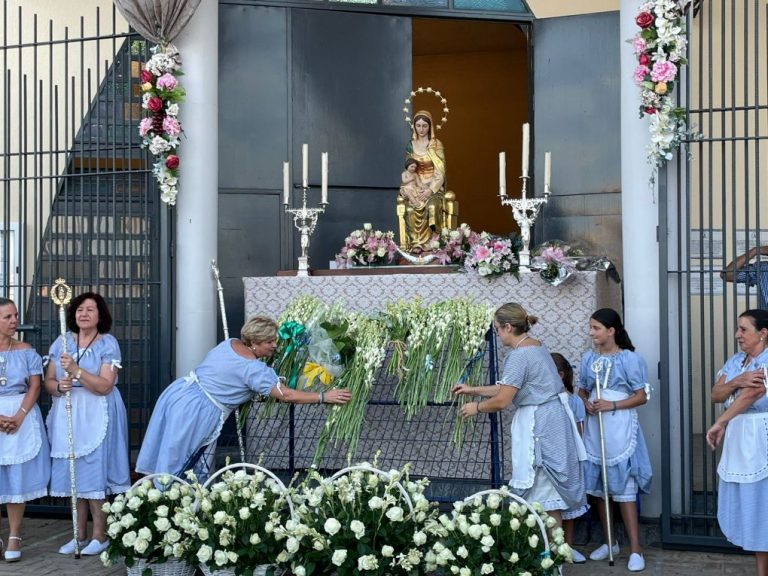 La barriada isleña de Punta del Caimán viste sus mejores galas marineras para ofrendar nardos a la Virgen del Mar