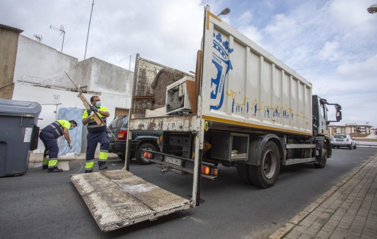 Huelva retira en el primer semestre del año 860.600 kilos de muebles y enseres de las calles