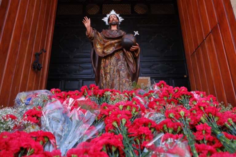 Ayamonte ofrenda miles de flores a Nuestro Señor y Salvador del barrio de la Villa