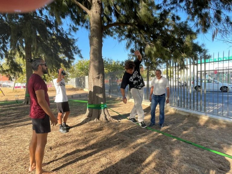 Más de una decena de jóvenes  participan en un taller de slackline en Isla Cristina
