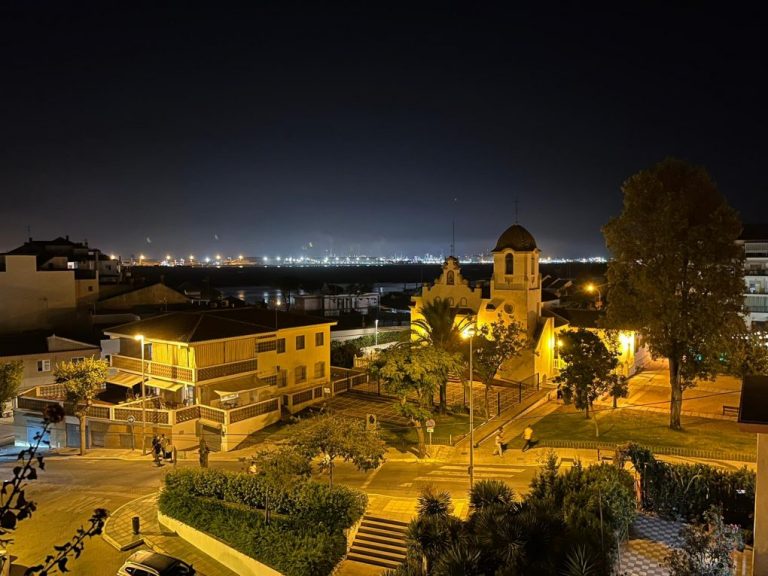 La Torre Almenara de Punta Umbría recibe 150 visitas nocturnas durante unas jornadas culturales