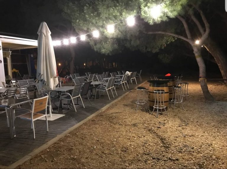 Cuatro heridos, uno de ellos grave, tras caer un pino sobre la terraza de un bar en Nuevo Portil