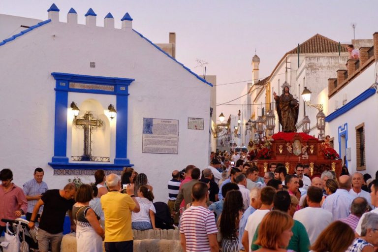La procesión cierra las fiestas del Salvador en el barrio de la Villa de Ayamonte