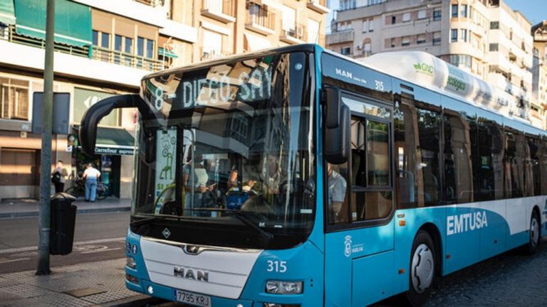Emtusa inicia un nuevo servicio de transporte a los polígonos de la carretera entre Huelva y San Juan