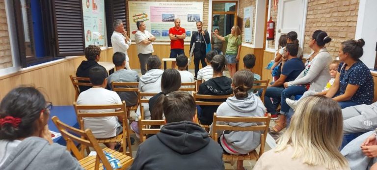 Más de una treintena de jóvenes participan en Isla Cristina en un taller de observación de estrellas
