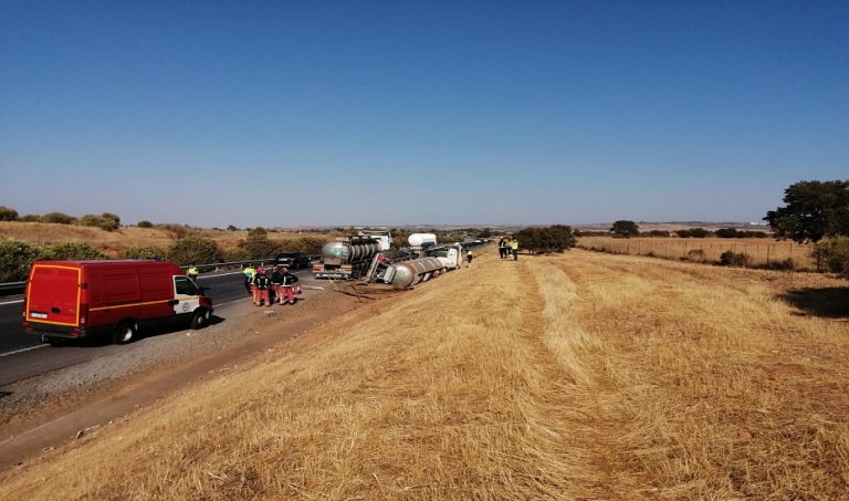 Vuelca un camión con 21.000 litros de hipoclorito en la autovía A-49, a la altura de Niebla