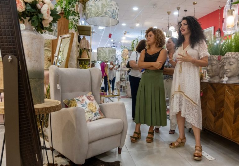 La presidenta de la Diputación de Huelva visita en Almonte a varias emprendedoras de la Red de Mujeres Astarté