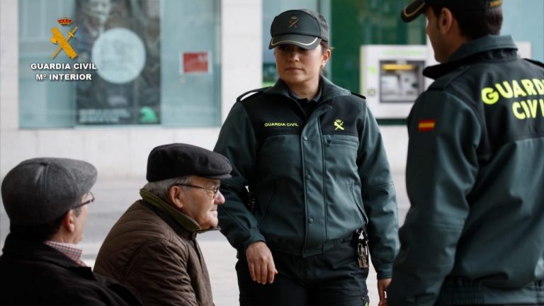 Detienen en Hinojos a la cuidadora de un mayor de 89 años por el robo de 50.000 euros de su cuenta bancaria