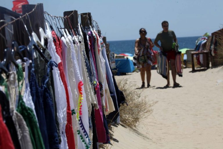 Cartaya regulariza por primera vez la venta ambulante en sus playas
