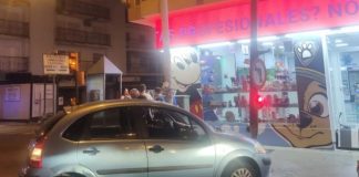 Un conductor borracho estampa un coche contra un semáforo en Huelva