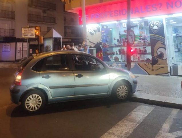 Un conductor borracho estampa un coche contra un semáforo en Huelva
