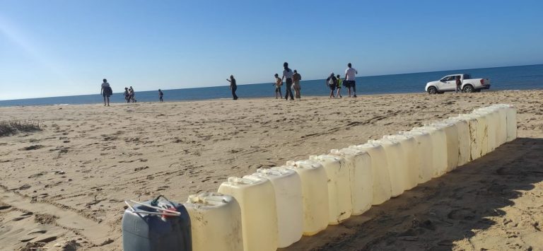 Retiran mil kilos de basura de las playas de Doñana, incluidas 39 garrafas vacías de gasolina