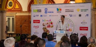 La modelo Laura Sánchez centra los focos en la Feria de la Tapa de Huelva con un sabroso e iluminado pregón