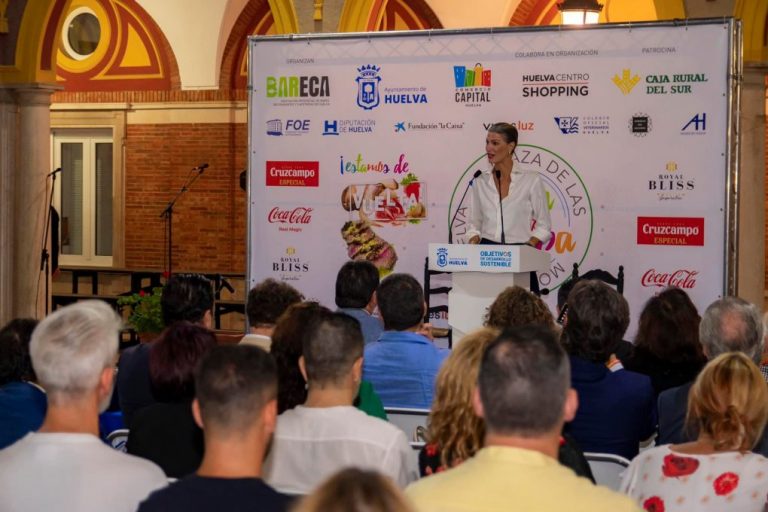 La modelo Laura Sánchez centra los focos en la Feria de la Tapa de Huelva con un sabroso e iluminado pregón