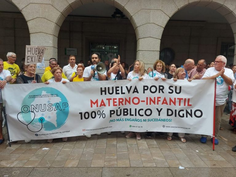 Casi un millar de onubenses claman por un Materno Infantil «digno»