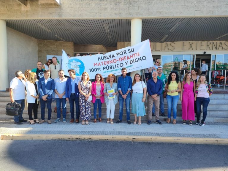 Colectivos se concentran en el Juan Ramón Jiménez y critican que la Junta «ha engañado» a Huelva con el Materno Infantil