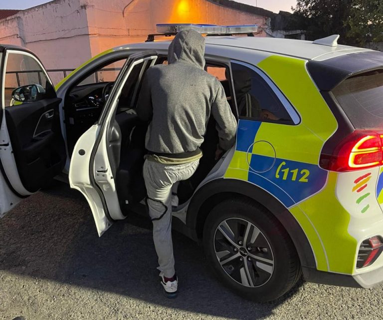 Detienen en Cartaya dos hombres acusados de robar en el interior de una veintena de coches
