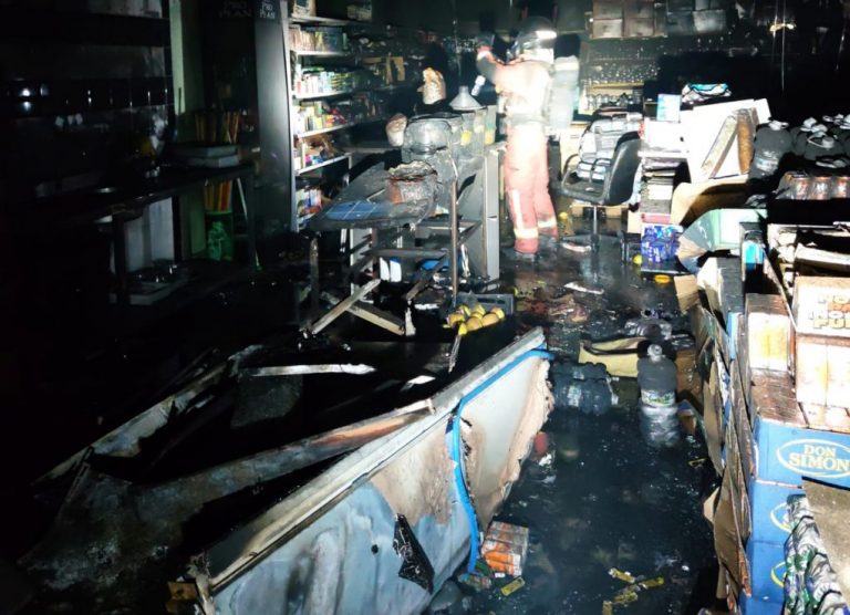 Un incendio arrasa una pequeña tienda de alimentación en Almonte