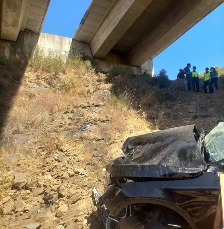El coche donde este viernes murieron dos personas en Cartaya cayó desde una altura de 20 metros