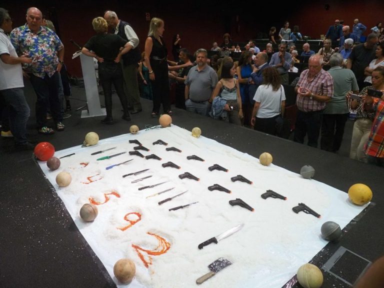 Miguel Ángel Concepción recrea en Isla Cristina con una performance la actividad atunera en su pregón almadrabero