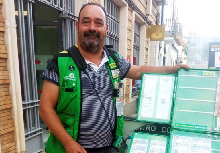 Alejandro Chamorro reparte 200.000 euros de la ONCE en Valverde del Camino