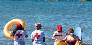 ‘Un baño sin barreras’ de Cruz Roja hace posible que 70 personas disfruten sin obstáculos de la playa