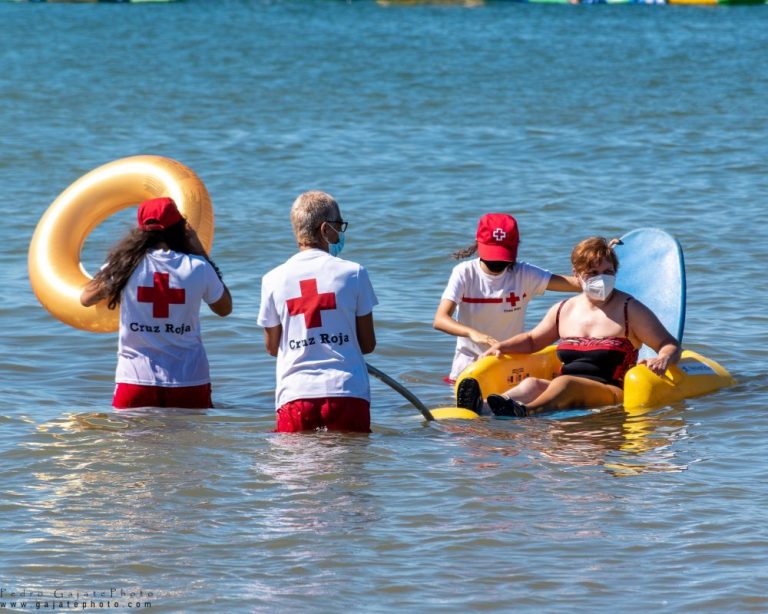‘Un baño sin barreras’ de Cruz Roja hace posible que 70 personas disfruten sin obstáculos de la playa
