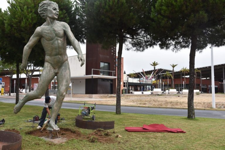 Punta Umbría instala una réplica del monumento al fútbol cedida por el Recre en la avenida del decano