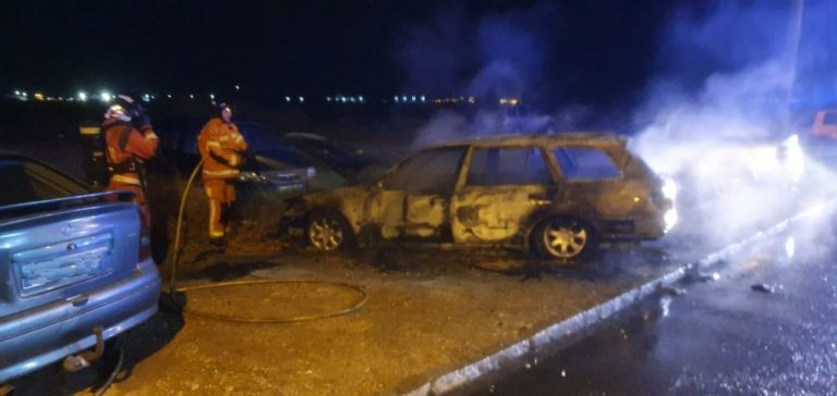Un fuego calcina por completo un vehículo en Ayamonte
