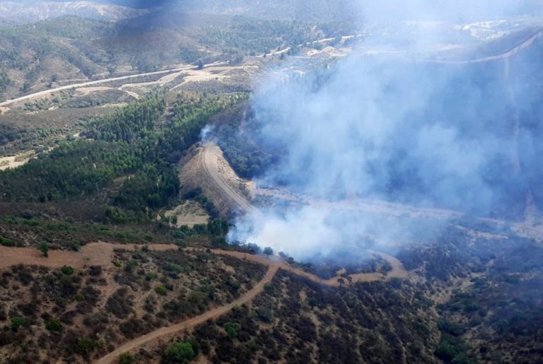Bomberos del Infoca luchan contra un incendio forestal en un paraje de Cumbres de San Bartolomé