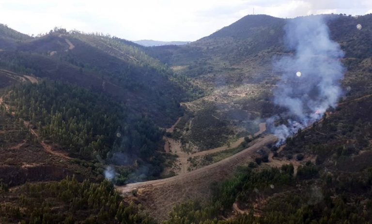 El Infoca suma más medios para combatir las llamas en el incendio de Cumbres de San Bartolomé
